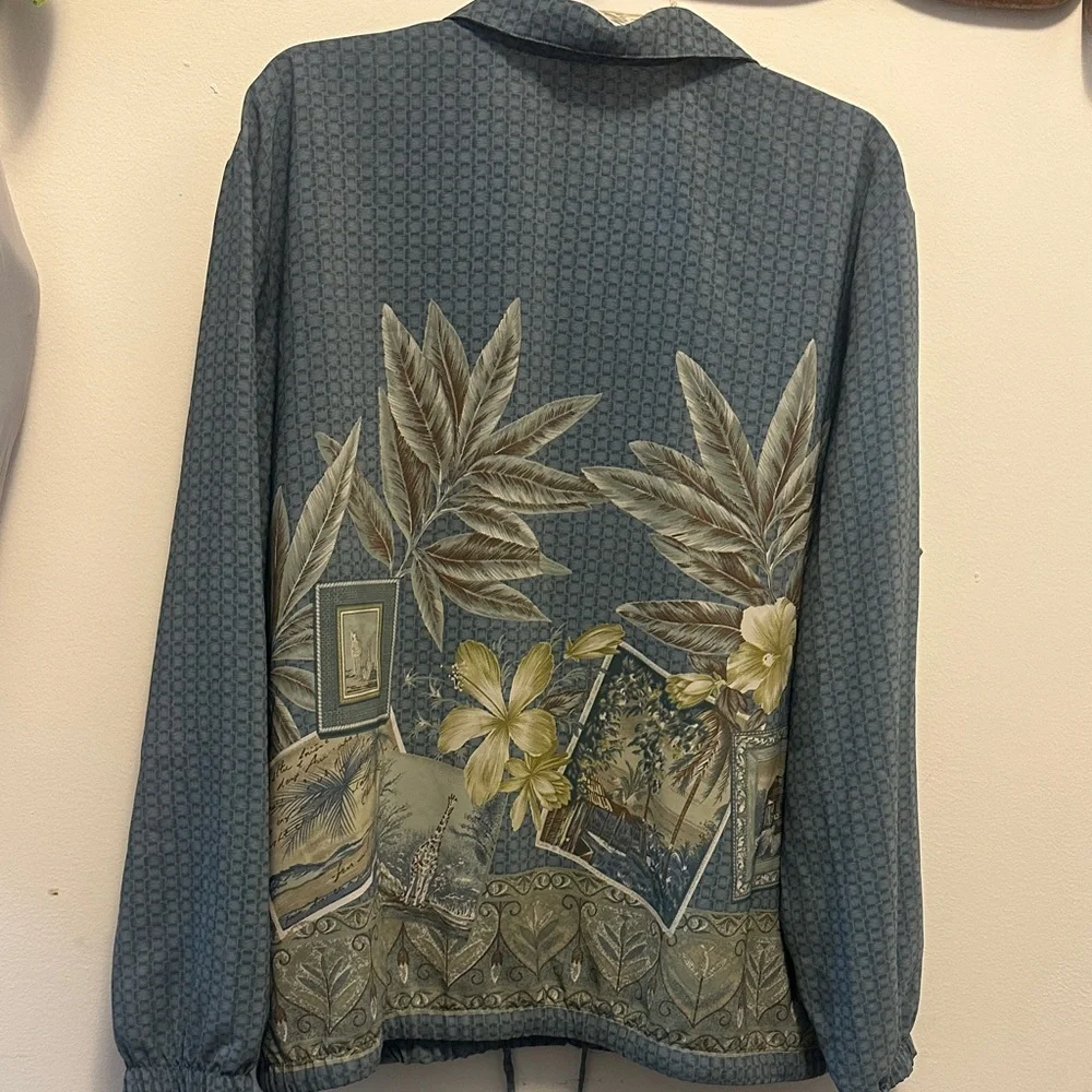 Teddi NWT XL Blue Leaf Print Shirt with Buttons and draw string on bottom - Picture 5 of 7